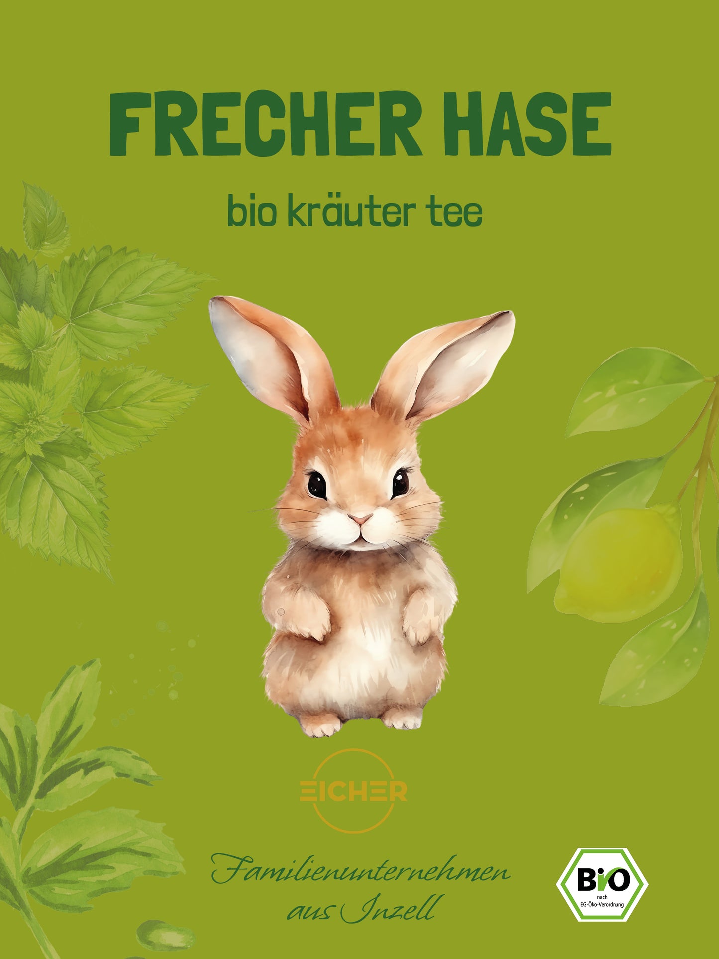 Ein gezeichneter, frecher Hase steht in der Mitte auf grünem Hintergrund. Um ihn herum sind Kräuter und Zitronenblätter. Oben steht: „Frecher Hase – bio kräuter tee“. Unten: „Eicher – Familienunternehmen aus Inzell“ mit dem Bio-Siegel.