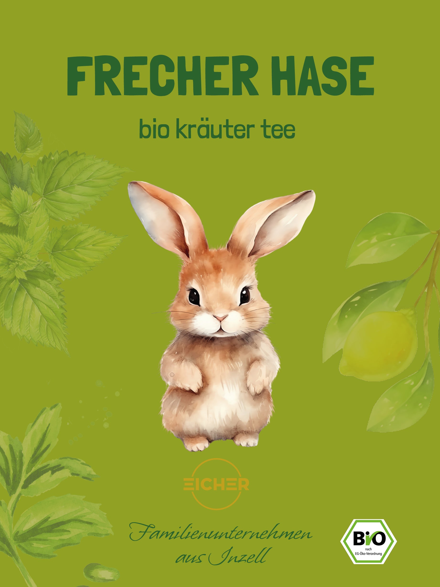 Ein gezeichneter, frecher Hase steht in der Mitte auf grünem Hintergrund. Um ihn herum sind Kräuter und Zitronenblätter. Oben steht: „Frecher Hase – bio kräuter tee“. Unten: „Eicher – Familienunternehmen aus Inzell“ mit dem Bio-Siegel.